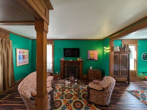 Smart TV, books - Glamorous King bed Suite! RuPaul inspired stylings. (Sturgeon  Bay)