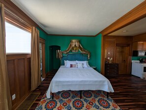 1 bedroom, iron/ironing board, free WiFi, bed sheets - Glamorous King bed Suite! RuPaul inspired stylings. (Sturgeon  Bay)