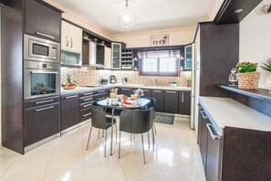 Refrigerador, microondas, horno y lavavajillas 