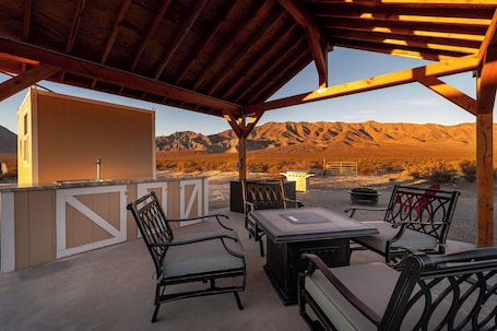 屋外ダイニングエリア. Secluded Western Retreat 3-bedroom house with EV Charger. Close to Death Valley