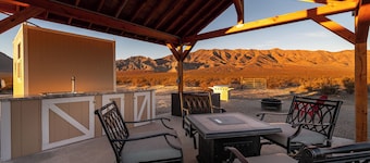 Secluded Western Retreat 3-bedroom house with EV Charger. Close to Death Valley