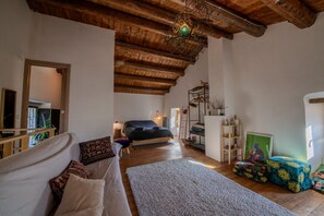 1 chambre, fer et planche à repasser