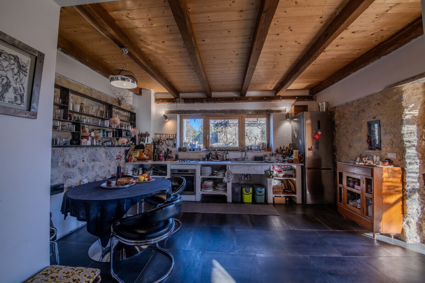 Kühlschrank, Ofen, Herdplatte, Wasserkocher mit Kaffee-/Teezubehör