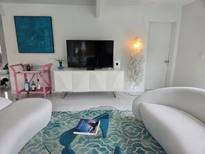 TV connectée, cheminée, espaces bureaux, imprimantes