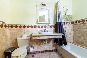 Apartment, 2 Bedrooms, Smoking, Balcony | Bathroom