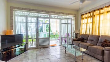 Apartment, 2 Bedrooms, Smoking, Balcony | Living room
