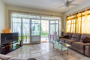 Apartment, 2 Bedrooms, Smoking, Balcony | Living room