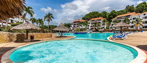 Departamento, 2 habitaciones, para fumadores, balcón | Alberca | Alberca al aire libre