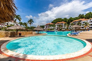 Appartement, 2 chambres, fumeur, balcon | Piscine | Piscine extérieure