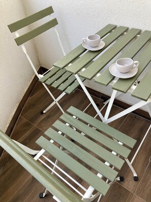 Outdoor dining - Bright and modern apartment with free parking in lovely Skopje (Skopje)