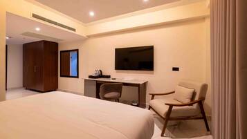 Junior Double Room, Non Smoking | Egyptian cotton sheets, premium bedding, in-room safe, desk