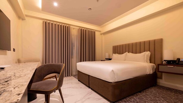 Kamar Double Junior, Bebas Asap Rokok | Seprai katun Mesir, seprai premium, brankas, dan meja kerja