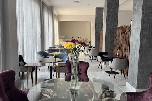 Lobby lounge