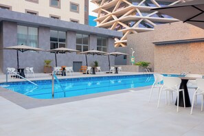 Una piscina al aire libre