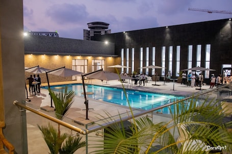 Una piscina al aire libre