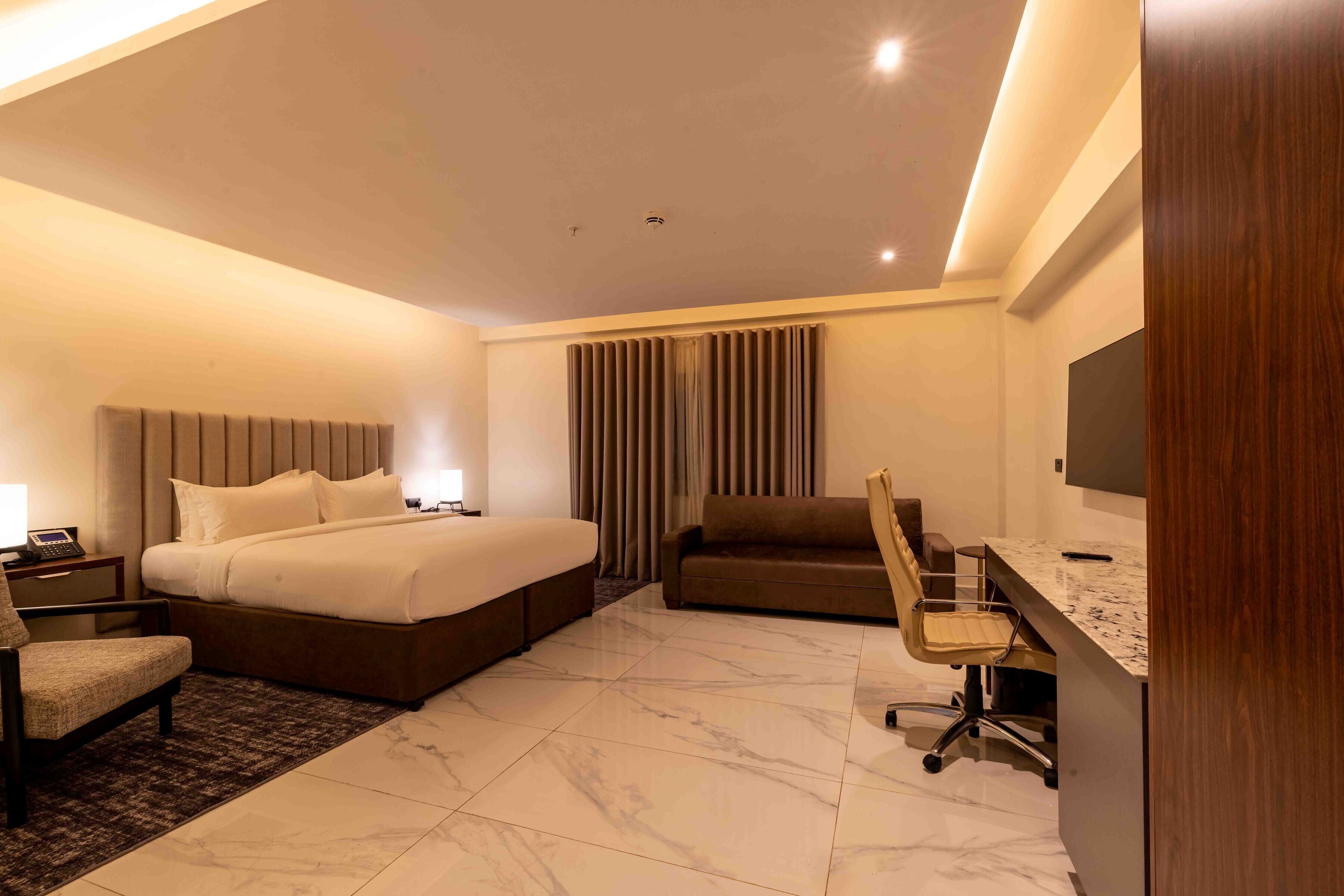 Club Double Room, 1 Queen Bed | Egyptian cotton sheets, premium bedding, in-room safe, desk