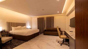 Club Double Room, 1 Queen Bed | Egyptian cotton sheets, premium bedding, in-room safe, desk