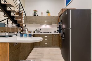 Kühlschrank, Mikrowelle, Ofen, Herdplatte