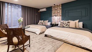 Een moderne slaapkamer met twee bedden, een eettafel en een stoel.