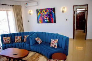 Smart TV - 4-bedroom villa in enchanting Pazuri in Kilifi County with AC, WiFi (Kilifi County)