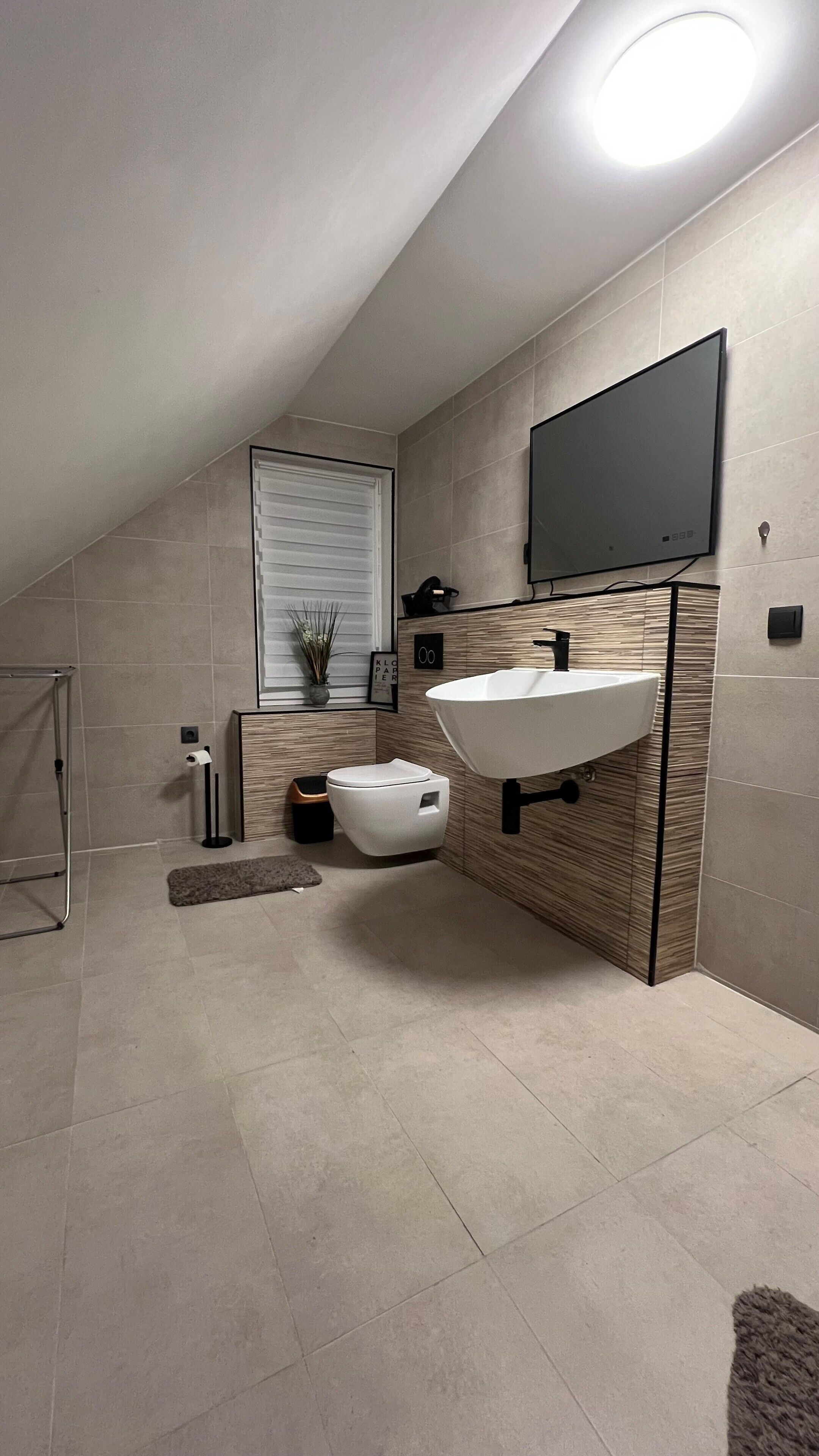 Een douche, een haardroger, handdoeken, zeep