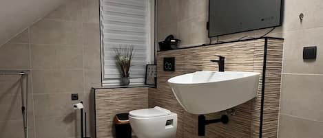 Douche, séchoir à cheveux, serviettes fournies, savon