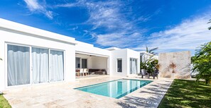 Outdoor pool - Spacious Family Suite, Ocean Village! (Sosúa)