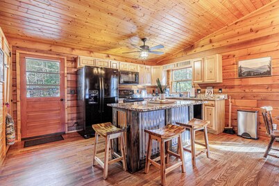 Secluded wilderness cabin retreat in Bryson City- Dog friendly! WiFi A/C