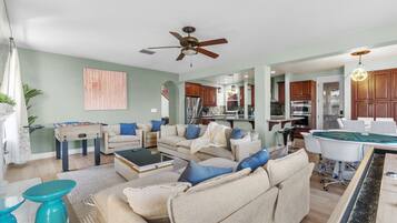 Televisión, chimenea, futbolito, mesa de ping pong