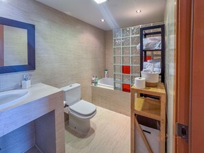 Shower, jetted bath, hair dryer, towels