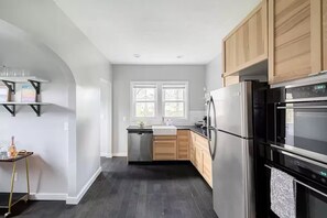 Fridge, microwave, oven, stovetop - Central SoBro Staycation, walk to Food, Brews, & Do's (Indianapolis)