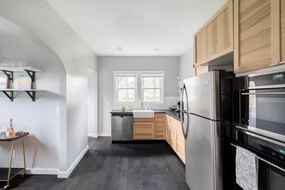 Central SoBro Staycation, walk to Food, Brews, & Do's