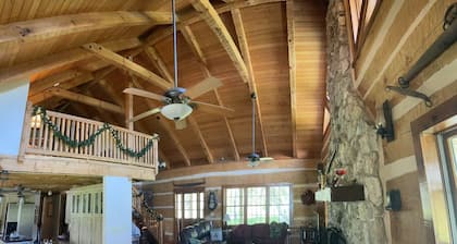 Charming 3-bedroom lakefront cabin in welcoming Paisley