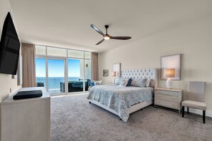 3 soverom, skrivebord, strykejern/-brett og reiseseng for barn