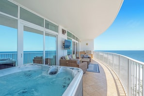 Outdoor spa tub