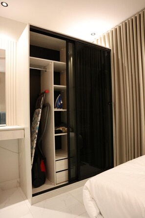 1 slaapkamer, een strijkplank/strijkijzer, wifi, beddengoed