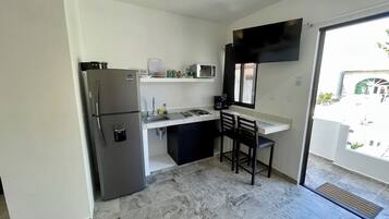 Frigorífico, microondas, placa de cocina y cafetera o tetera