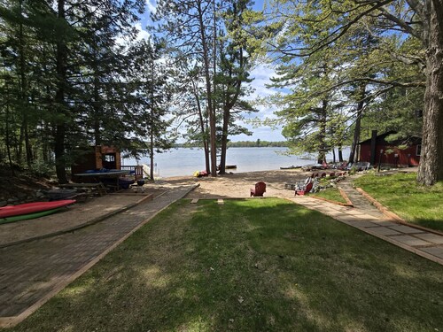 Shady Rest Cabin #2, lakefront, firepit, sleeps 6, pets welcome, sandy beach