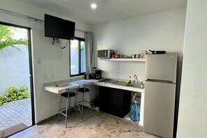 Kylskåp, mikrovågsugn, spishäll och kaffe- och tebryggare