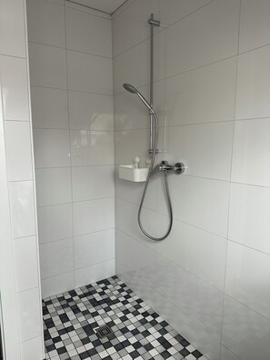 Toallas, jabón, papel de baño 