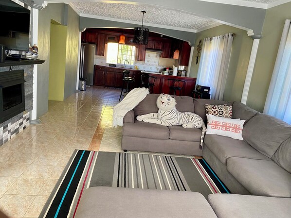 Smart TV, fireplace, DVD player, stereo