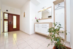 Interior - Charming 2-bedroom apartment with beautiful sea view (Petrčane)