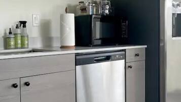 Kjøleskap, mikrobølgeovn, ovn og kokeplater