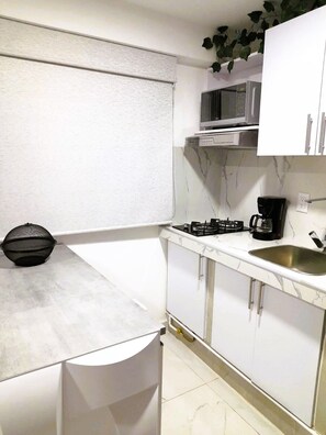 Kühlschrank, Mikrowelle, Herdplatte, Wasserkocher mit Kaffee-/Teezubehör
