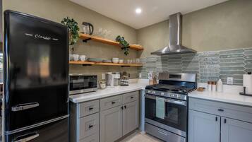 Jääkaappi, mikroaaltouuni, uuni, liesi