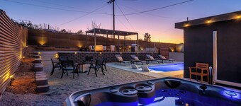 Reel House - Pool, Hot Tub, A/C, BBQ, 100in projector Movie Room, Pet Friendly!