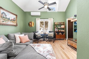 スマートテレビ、卓球台、書斎 / ワークスペース、PC モニター