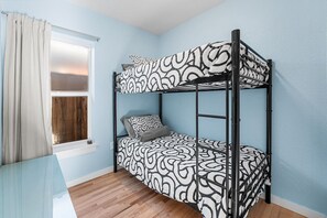 3 bedrooms, desk, iron/ironing board, free WiFi