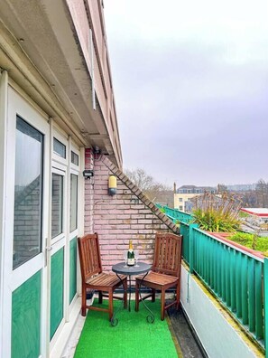 Outdoor dining - Cosy 1-Bed Apartment In The Heart of Stockwell (London)