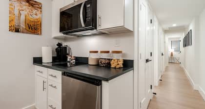 ☆990ft² ☆Heart of Georgetown☆99 Walk Score☆<1 min→Shops☆Smart TV☆